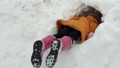 Двух маленьких детей нашли замерзшими в сугробах под Саратовом