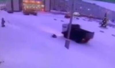 В Мурманской области семилетний ребенок скатился с горки под колеса грузовика