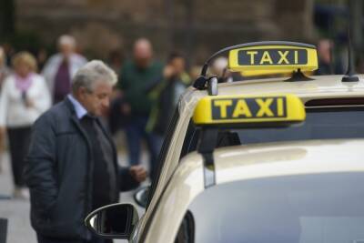Воронежская пассажирка настучала таксисту по голове и с его телефоном покинула автомобиль