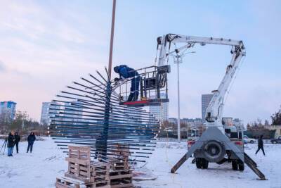 В ЦПКиО Волгограда завершают установку 9-метровой елки-хамелеона
