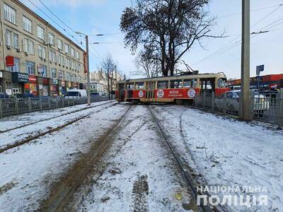 В Харькове трамвай сошел с рельсов и врезался в дерево, пострадало три человека