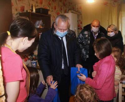 Активисты «Единой России» помогли многодетной кардымовской семье встретить Новый год в тепле