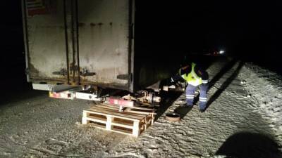 Ночью в Тверской области на М10 полиция помогла замерзавшему водителю грузовика