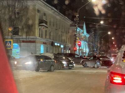 В центре столицы Коми в ДТП попали три машины
