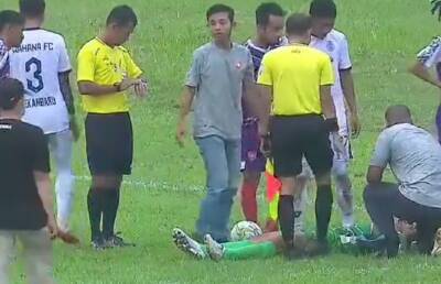 Футболист умер после столкновения с соперником