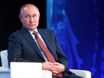 Песков рассказал, что Путину «всегда удобнее смотреть прямо на людей»