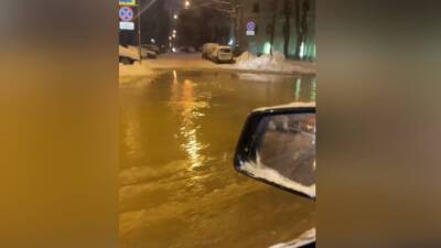 «Холодный ручей» появился на улице Бронницкой в Петербурге из-за очередного прорыва трубы