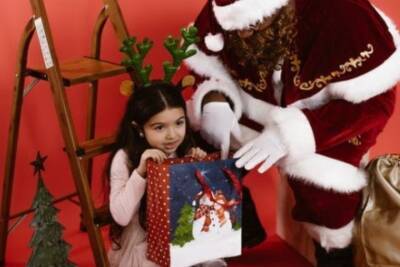 Психолог объяснила родителям, когда знакомить ребенка с Дедом Морозом