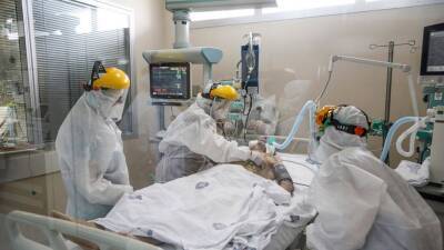 Британские ученые выяснили, что заражение «омикроном» реже приводит к госпитализации