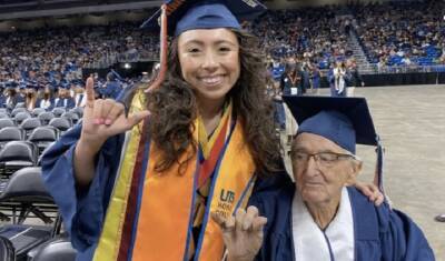 Внучка окончила университет одновременно с 87-летним дедушкой
