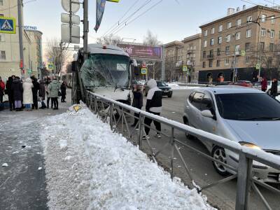 Автобус с 28 детьми врезался в столб и забор в центре Новосибирска