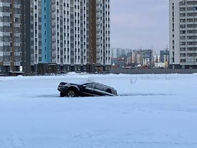В Санкт-Петербурге автомобиль дрифтера провалился под лед