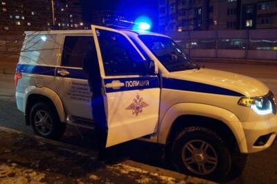 В Омске полицейские на патрульной машине с мигалками привезли в больницу пятилетнего ребенка