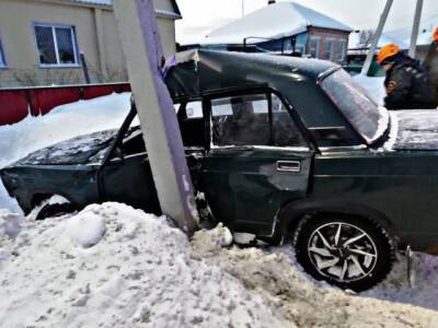 В Кузбассе водитель ВАЗ-2107 врезался в столб ЛЭП