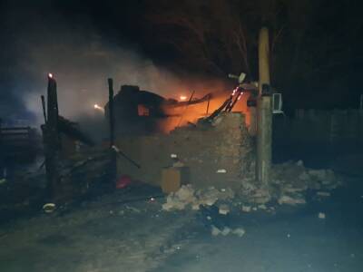 В Астраханской области за сутки сгорели летняя кухня и гараж