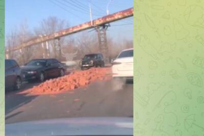 Грузовик растерял кирпичи на дороге в Чите