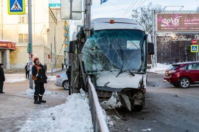 Автобус с 28 детьми попал в ДТП в центре Новосибирска: фото с места аварии