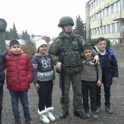 Российские миротворцы приехали к карабахским школьникам с новогодними подарками