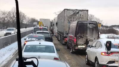 Петербуржцы жалуются на затор после ДТП с фургоном на Московском шоссе