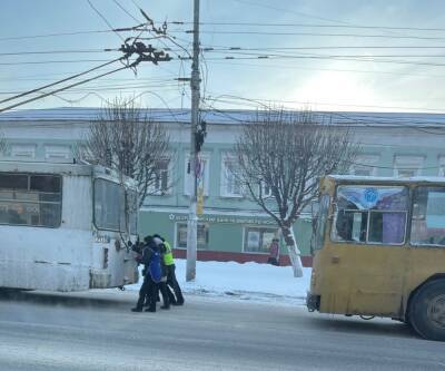 Появилось фото людей, толкающих троллейбус в центре Рязани в мороз