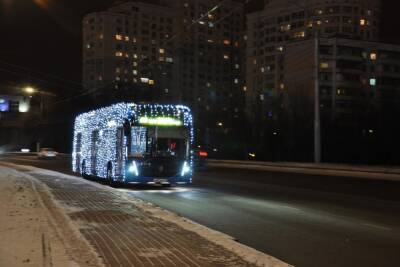 Электробус в Белгороде нарядили к Новому году