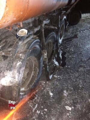 Бензовоз столкнулся с легковым автомобилем на трассе в Карелии