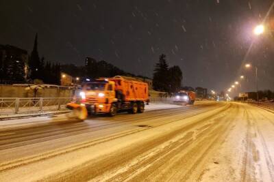 Снегопад и гололёд парализовал движение на трассе в Сочи