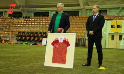 Юным футболистам Урала подарили памятные лоты Екатерининской Ассамблеи