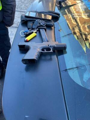 Во Львове "мамин гангстер" с пистолетом возле школы напал на учеников: требовал деньги