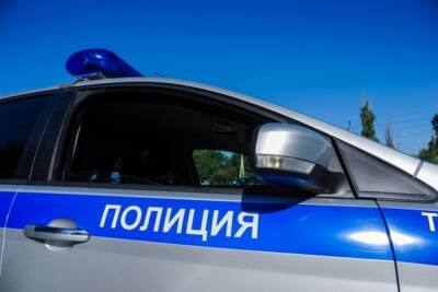 В Волгограде иномарка врезалась в маршрутку на остановке