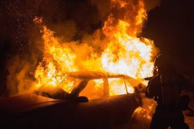 Один автомобиль сгорел, еще два пострадали при пожаре в Чебоксарах