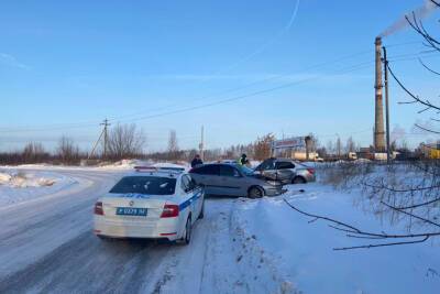 В ДТП с Ford Focus и Renault Logan на окраине Рязани пострадали двое