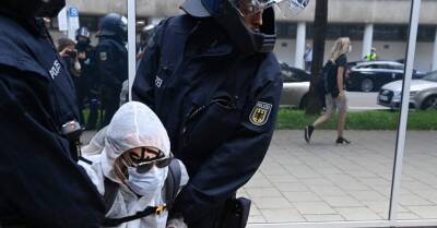 Мюнхен: Акция корона-скептиков вылилась в столкновения с полицией