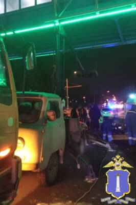На Димитровградском шоссе фура протаранила автовышку с человеком в «корзине»