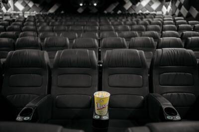 Выручка петербургских кинотеатров упала на 75% после введения QR-кодов