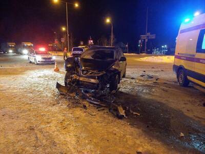 В Екатеринбурге водитель поехал на красный: его супруга погибла, трое детей пострадали