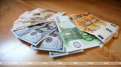 Доллар и евро на торгах 23 декабря подешевели, российский рубль подорожал