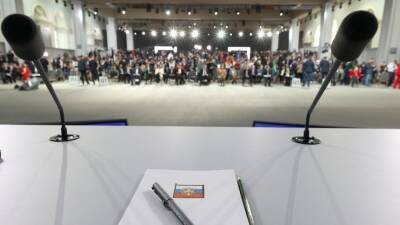 Песков пообещал журналистам сувениры в виде набалдашников микрофона Путина