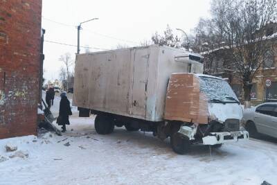 В Тверской области грузовый фургон врезался старую водонапорную башню