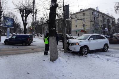 На улице Есенина в Рязани Lexus врезался в столб после ДТП