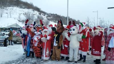 В Уфе десятки Дедов Морозов прошлись по Набережной