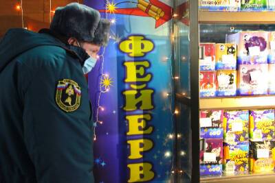 В Смоленске пожарные следят, чтобы продавалась безопасная пиротехника