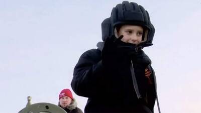 Написавший Путину письмо мальчик прокатился на танке Т-90 в Подмосковье