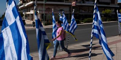 Греция возвращает масочный режим на улицах и отменяет массовые гулянья на праздниках