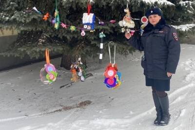 Полицейские в Тверской области выбрали лучшую новогоднюю игрушку