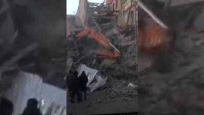 Экскаватор рухнул с третьего этажа при сносе старинного здания в Ростове 23 декабря в 2021 году