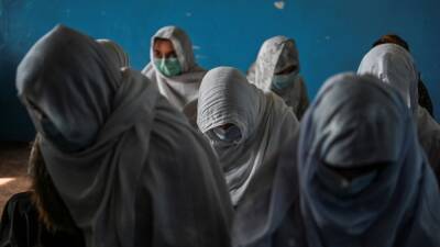 Талибы запретили врачам принимать женщин без сопровождения мужчин