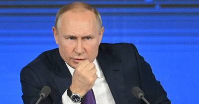 Путин пообещал решить вопрос с работой мобильных операторов в Крыму