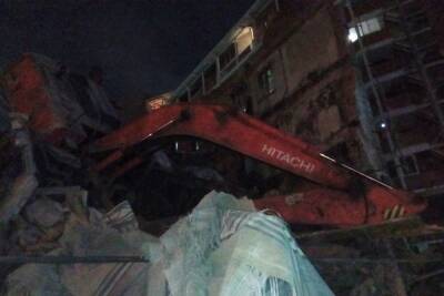 В центре Ростова экскаватор рухнул с высоты третьего этажа