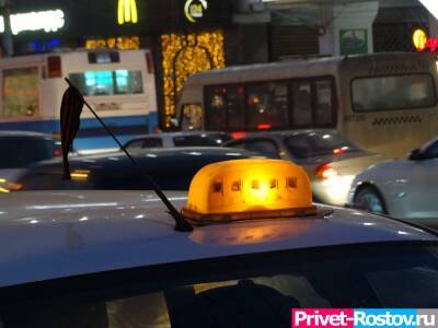 В Таганроге машина такси загорелась на ходу 23 декабря